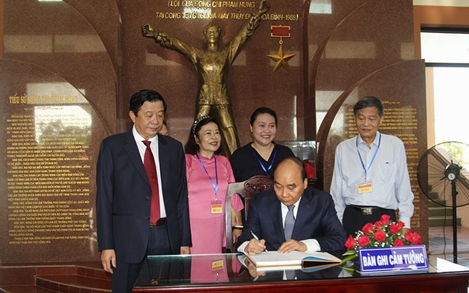 El presidente vietnamita, Nguyen Xuan Phuc, asistió a una ceremonia por el 110 aniversario del natalicio del extinto presidente del Consejo de Ministros Pham Hung. (Fotografía: Nhan Dan)