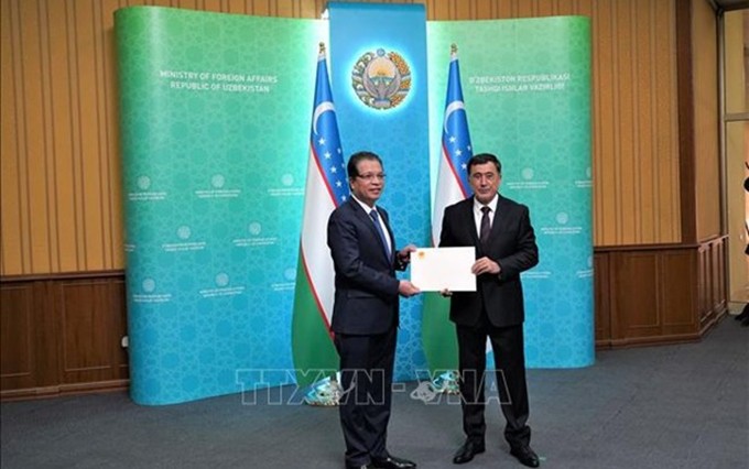 El embajador de Vietnam, Dang Minh Khoi (Izquierda), presenta cartas credenciales ante el ministro interino de Relaciones Exteriores de Uzbekistán, Vladimir I.Norov. (Fotografía: VNA) 