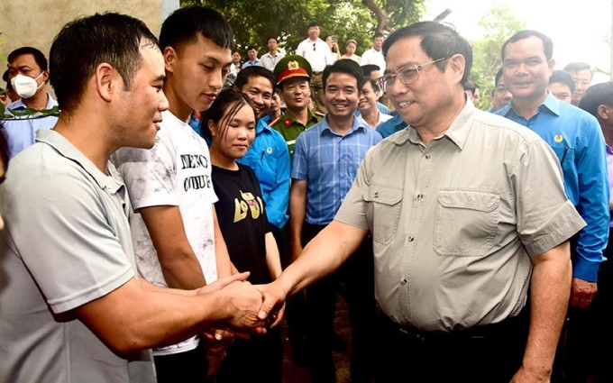 Premier vietnamita visita trabajadores en la provincia de Bac Giang.