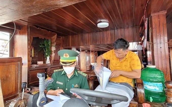 Fuerza de guardia costera revisa un barco pesquero en la provincia de Ba Ria-Vung Tau. (Fotografía: VNA)