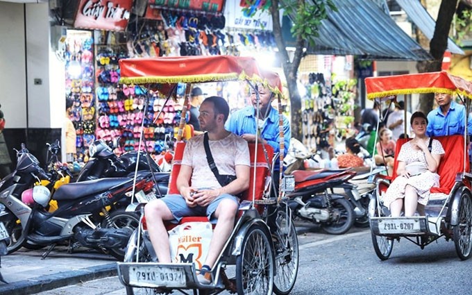 Pasear por el casco antiguo en ciclo es un pasatiempo de muchos turistas cuando visitan Hanói. (Fotografía: VNA)