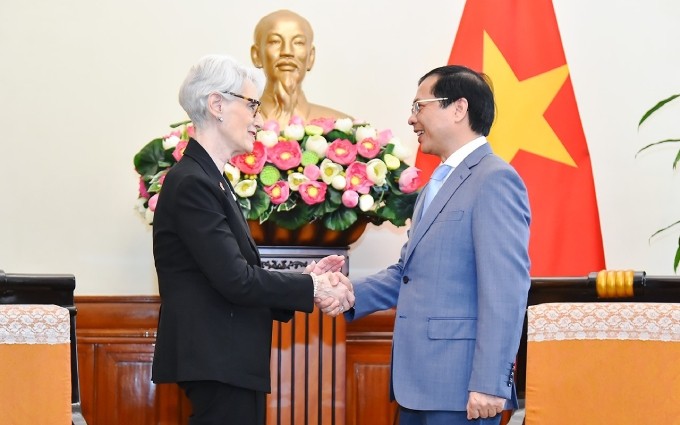  El ministro de Relaciones Exteriores de Vietnam, Bui Thanh Son, recibe en esta capital a Wendy Sherman, primera vicesecretaria de Estado de EE.UU. (Foto: VNA)