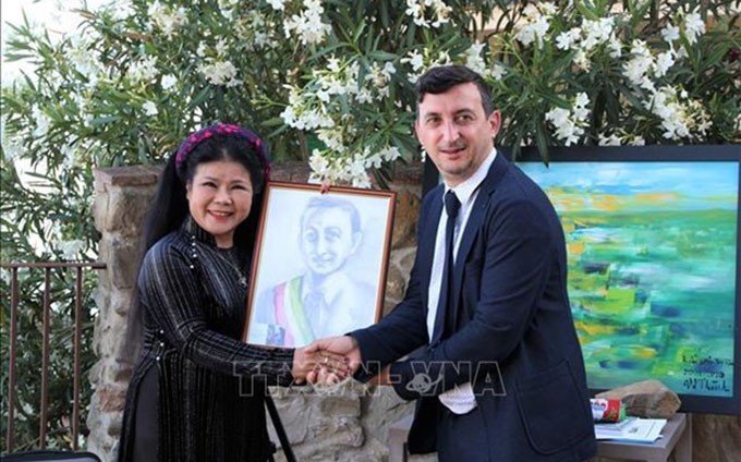 La artista vietnamita Van Duong Thanh y el alcalde de la ciudad italiana de Passignano. Sandro Pasquali. (Fotografía: VNA)