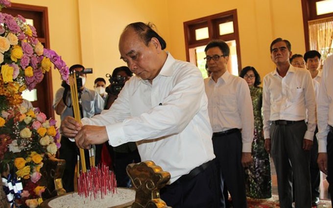 El presidente de Vietnam, Nguyen Xuan Phuc, ofrece incienso para rendir tributo al difunto primer ministro Vo Van Kiet. (Fotografía: VNA)