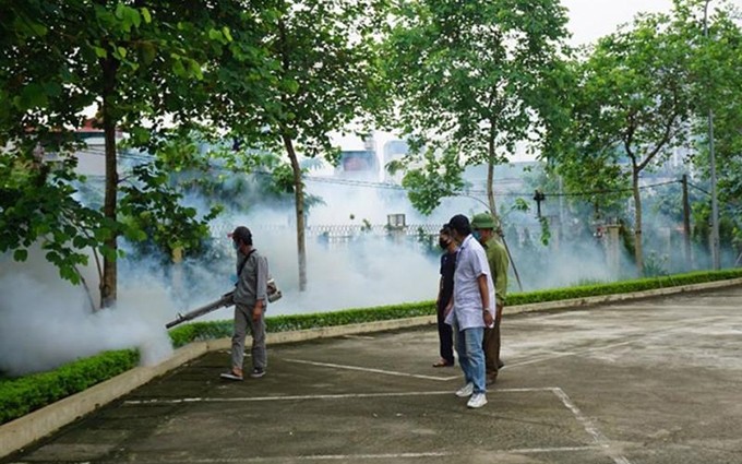 Fumigan contra el mosquito portador del virus de dengue en una localidad de Hanói. (Fotografía: Nhan Dan)