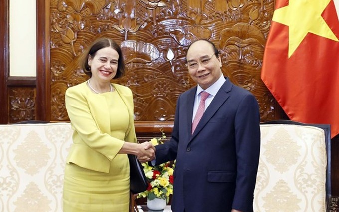 El presidente de Vietnam, Nguyen Xuan Phuc, recibe a la embajadora de Australia, Robyn Mudie. (Fotografía: VNA)