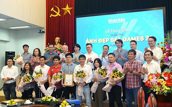 Los delegados y los ganadores del concurso. (Fotografía: Nhan Dan)