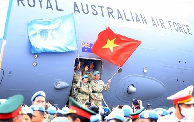 Un avión especial del Gobierno australiano transporta al primer equipo de ingenieros y al cuarto Hospital de campaña de nivel 2 de Vietnam a una misión. (Fotografía: VNA)