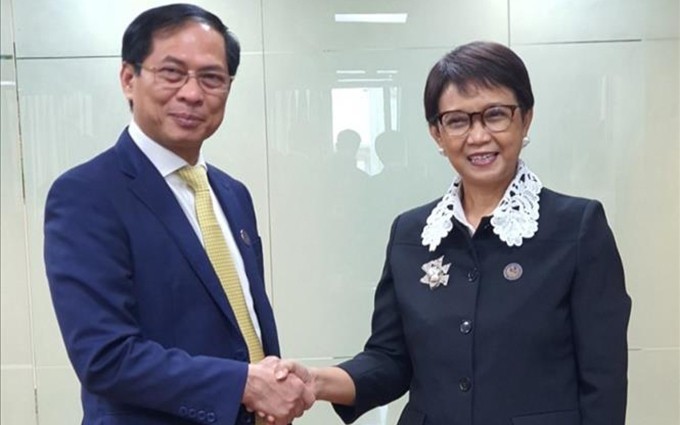 El canciller de Vietnam, Bui Thanh Son, y su homóloga indonesia, Retno Marsudi. (Fotografía: VNA)