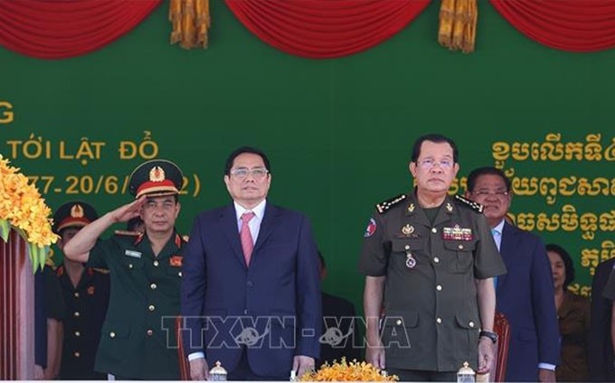 El primer ministro de Camboya, Hun Sen (D), y su homólogo vietnamita, Pham Minh Chinh, asisten al evento. (Fotografía: VNA)