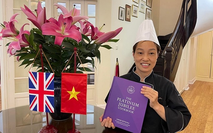 Foto: La chef Do Thi Hai Ly y su versión del Bun cha de Hanói, que fue incluido en el libro de cocina para el Jubileo de Platino de la reina Isabel II. (Foto: Embajada Británica en Vietnam)
