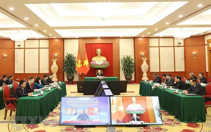 El secretario general del Partido Comunista de Vietnam, Nguyen Phu Trong, sostiene conversaciones en línea con el titular del Frente de Liberación y presidente de Mozambique, Filipe Jacinto Nyusi. (Foto: VNA)