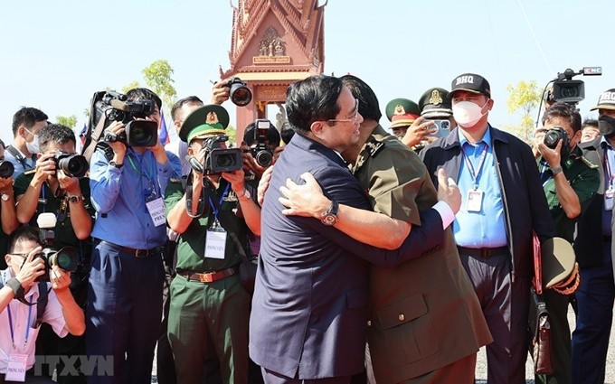El primer ministro camboyano, Samdech Techo Hun Sen, recibe a su homólogo vietnamita, Pham Minh Chinh. (Fotografía: VNA)
