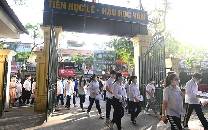Cerca de 107 mil alumnos de las escuelas secundarias en Hanói iniciaron hoy los exámenes de acceso al nivel preuniversitario.