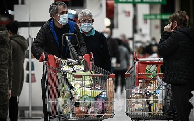 La gente compra productos en un supermercado en Burdeos, Francia. (Fotografía: AFP/VNA) 