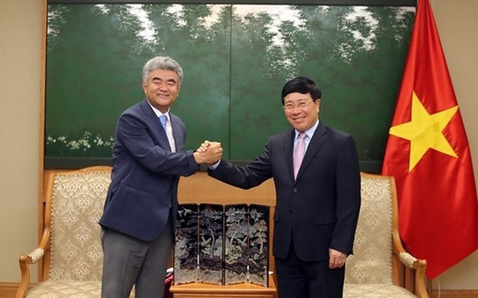 El viceprimer ministro Pham Binh Minh (derecha) recibe a Jung Won-ju, presidente del Grupo Daewoo E&C.  (Fotografía: VNA) 