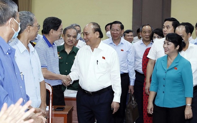 El presidente Nguyen Xuan Phuc en una reunión sostenida hoy con votantes de Ciudad Ho Chi Minh. (Fotografía: VNA)
