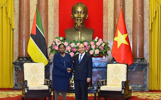El presidente vietnamita, Nguyen Xuan Phuc, y la presidenta de la Asamblea mozambiqueña, Esperanca Laurinda Francisco Nhiuane Bias. (Fotografía: Nhan Dan)