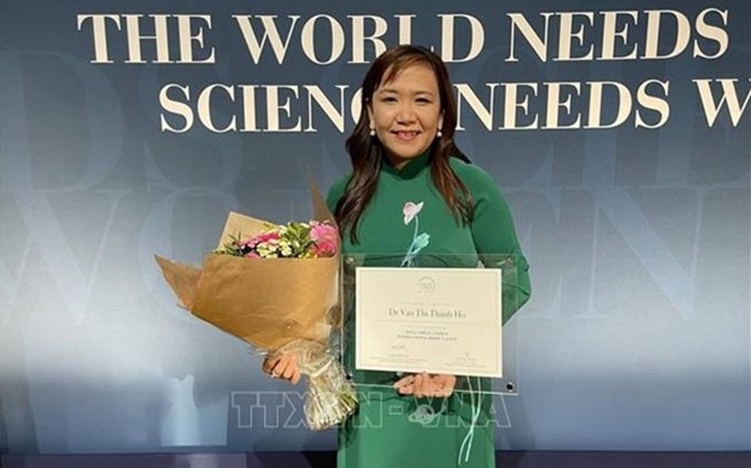 La doctora Ho Thi Thanh Van recibe el Premio de Jóvenes Talentosos para las Mujeres en la Ciencia 2022. (Fotografía: VNA)