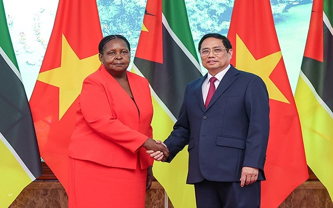 El primer ministro Pham Minh Chinh (derecha) y la presidenta de la Asamblea Nacional de Mozambique, Esperança Laurinda Francisco Nhiuane Bias. (Fotografía: Nhan Dan)