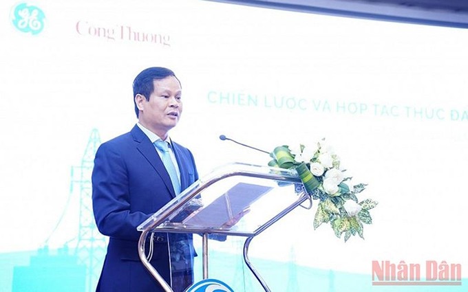 El jefe de la Agencia de Electricidad y Energías Renovables del MIC, Hoang Tien Dung, interviene en el evento. (Fotografía: Nhan Dan)