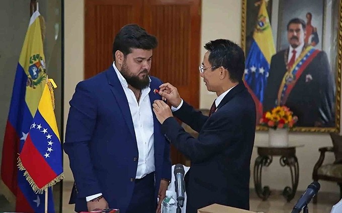El embajador Le Viet Duyen entrega la insignia de la amistad al gobernador de Monagas, Ernesto Luna. (Fotografía: baoquocte.vn)