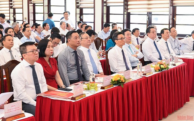 Al acto de lanzamiento asistieron dirigentes del Partido, el Estado y el Gobierno, directores y jefes de redacción de los principales órganos periodísticos del país como la Televisión Nacional de Vietnam, la Voz de Vietnam y la Agencia Vietnamita de Noticias.
