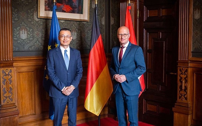 El embajador vietnamita en Alemania, Vu Quang Minh (izquierda), y el primer alcalde de la ciudad alemana de Hamburgo, Peter Tschentscher. (Fotografía: VNA)