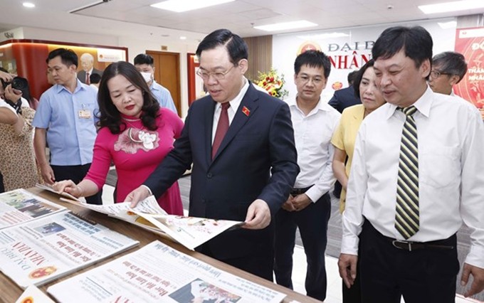 El presidente de la Asamblea Nacional, Vuong Dinh Hue, lee el periódico Dai Bieu Nhan Dan. (Fotografía: VNA)