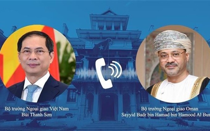 El ministro de Relaciones Exteriores de Vietnam, Bui Thanh Son, sostiene conversaciones telefónicas con su homólogo omaní, Sayyid Badr bin Hamad bin Hamood Al Busaidi. (Fotografía: VNA) 