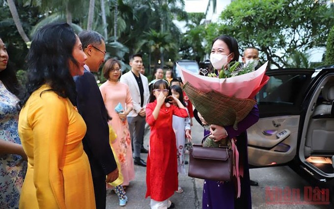 La vicepresidenta Vo Thi Anh Xuan recibe flores de bienvenida de niños compatriotas. (Fotografía: Nhan Dan)