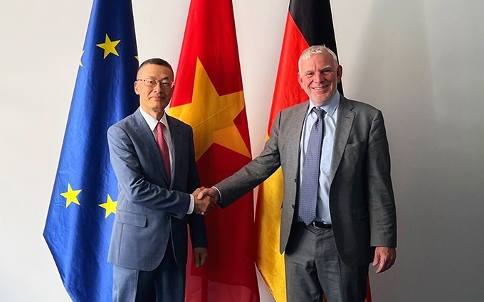 El embajador vietnamita Vu Quang Minh (izquierda) y el secretario de estado del Ministerio Federal de Cooperación Económica y Desarrollo de Alemania, Jochen Flasbarth. (Fotografía: VNA)