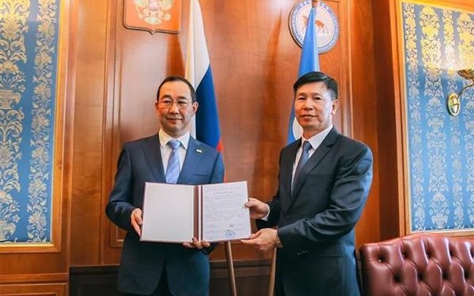 El cónsul general de Vietnam en Vladivostok, Nguyen Dang Hien, se reúne con el jefe de la República de Sajá, Aisen Nikolaev. (Fotografía: VNA)
