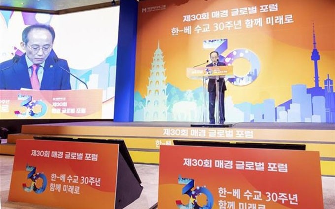 El viceprimer ministro y titular de Planificación y Finanzas de Corea del Sur, Choo Kyung-ho, habla en el foro. (Fotografía: VNA)