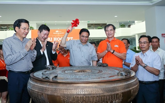 El primer ministro vietnamita, Pham Minh Chinh, en la Universidad de FPT en la ciudad central de Da Nang. (Fotografía: VGP)