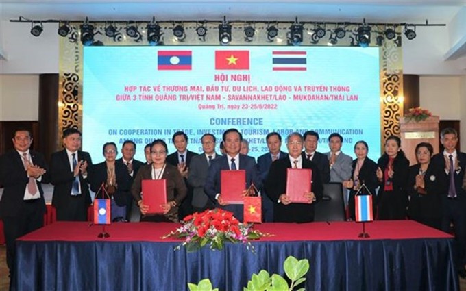 Acto de firma del Memorando de Entendimiento sobre la cooperación entre Quang Tri, Savannakhet y Mukdahan. (Fotografía: VNA)