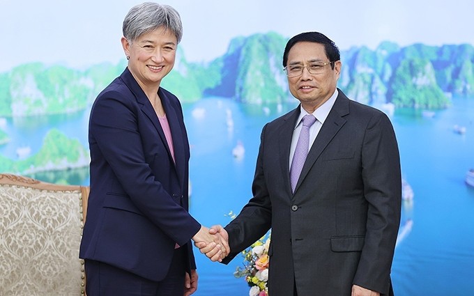 El primer ministro de Vietnam, Pham Minh Chinh, recibe a la ministra de Asuntos Exteriores de Australia, Penny Wong. (Fotografía: VNA)