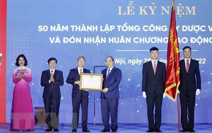 El presidente Nguyen Xuan Phuc otorga la Orden de Trabajo de primera clase a la Corporación Farmacéutica de Vietnam. (Fotografía: VNA) 