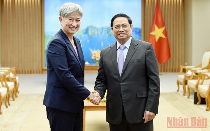 El primer ministro de Vietnam, Pham Minh Chinh, saluda a la ministra de Asuntos Exteriores de Australia, Penny Wong. (Fotografía: Tran Hai)