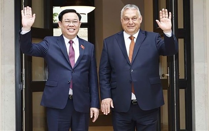 El presidente de la Asamblea Nacional de Vietnam, Vuong Dinh Hue, y el primer ministro húngaro, Viktor Orban. (Fotografía: VNA)