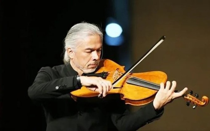 El famoso violinista franco-vietnamita Stéphane Tran Ngoc. (Fotografía: tienphong.vn)