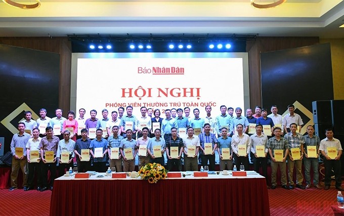 Acto de anuncio de decisión de establecer oficinas de representación del periódico Nhan Dan en 49 provincias y ciudades del país. 
