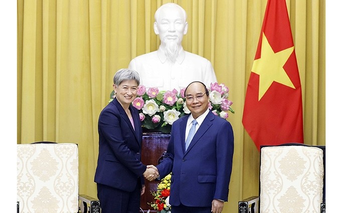 El presidente de Vietnam, Nguyen Xuan Phuc, y la ministra de Asuntos Exteriores de Australia, Penny Wong. (Fotografía: VNA)