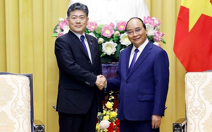 El presidente de Vietnam, Nguyen Xuan Phuc (derecha), recibe al ministro de Justicia japonés, Furukawa Yoshihisa. (Fotografía: VNA) 