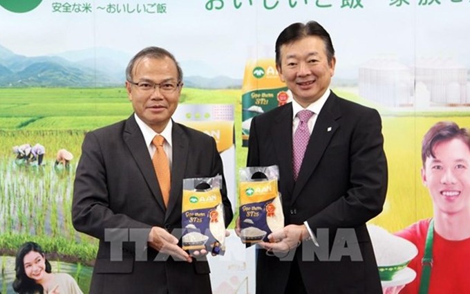 El embajador vietnamita en Tokio, Vu Hong Nam (I), y el presidente del banco Kiraboshi, Hisanobu Watanabe. (Fotografía: VNA) 