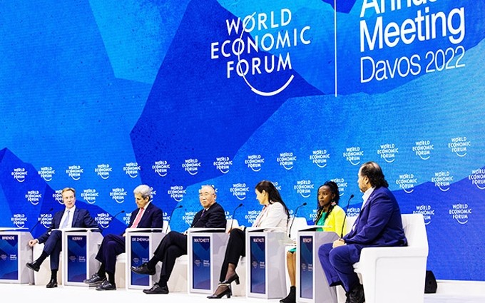 Una sesión de debate en el Foro Económico Mundial de 2022 entre líderes por todo el planeta. (Fotografía: WEFORUM)
