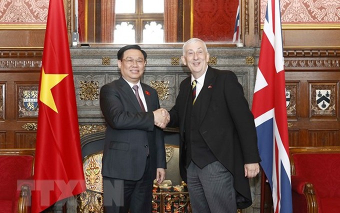 El presidente de la Asamblea Nacional de Vietnam, Vuong Dinh Hue (izquierda), y el titular de la Cámara de los Comunes del Reino Unido, Lindsay Hoyle. (Fotografía: VNA)