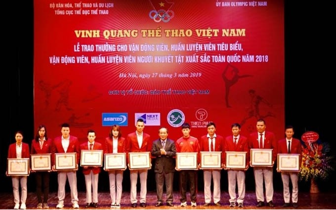 El viceministro de Cultura, Deportes y Turismo de Vietnam, Le Khanh Hai, entregó premios a los atletas y entrenadores destacados del país en 2018