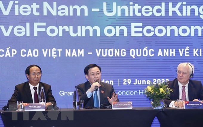 El presidente de la Asamblea Nacional, Vuong Dinh Hue, asiste al Foro de Economía y Comercio entre el Reino Unido y Vietnam. (Fotografía: VNA)