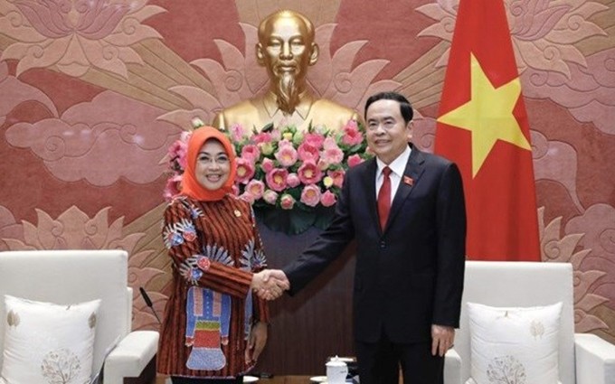 El vicepresidente permanente de la Asamblea Nacional de Vietnam, Tran Thanh Man, y la jefa del Consejo de Delegados Locales de Indonesia (Senado), Sylviana Murin. (Fotografía: VNA)
